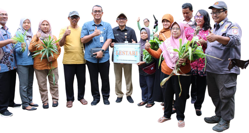Warga dan tim ProKlim RW 03 berfoto bersama sambil membawa papan nama Lestari dan bibit tanaman